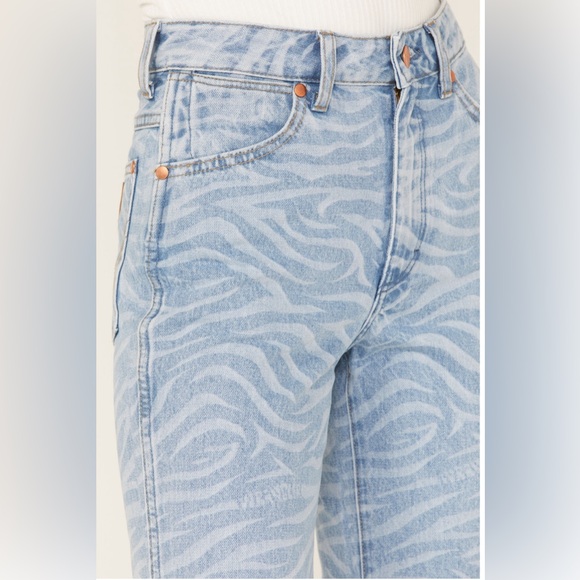 NWT Wrangler Women's Meow Laser Tiger Print
Wanderer Flare Jeans, Size 30x32 - Picture 3 of 4